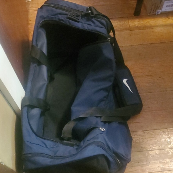 A large Nike duffel bag - Picture 3 of 3